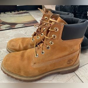 Timberlands worn a lot size 8.5 men